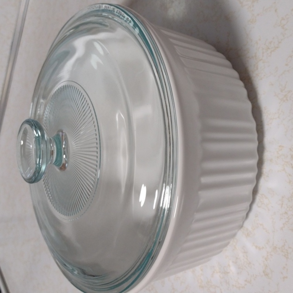Like new CorningWare French White Ceramic Bakeware with Lid
